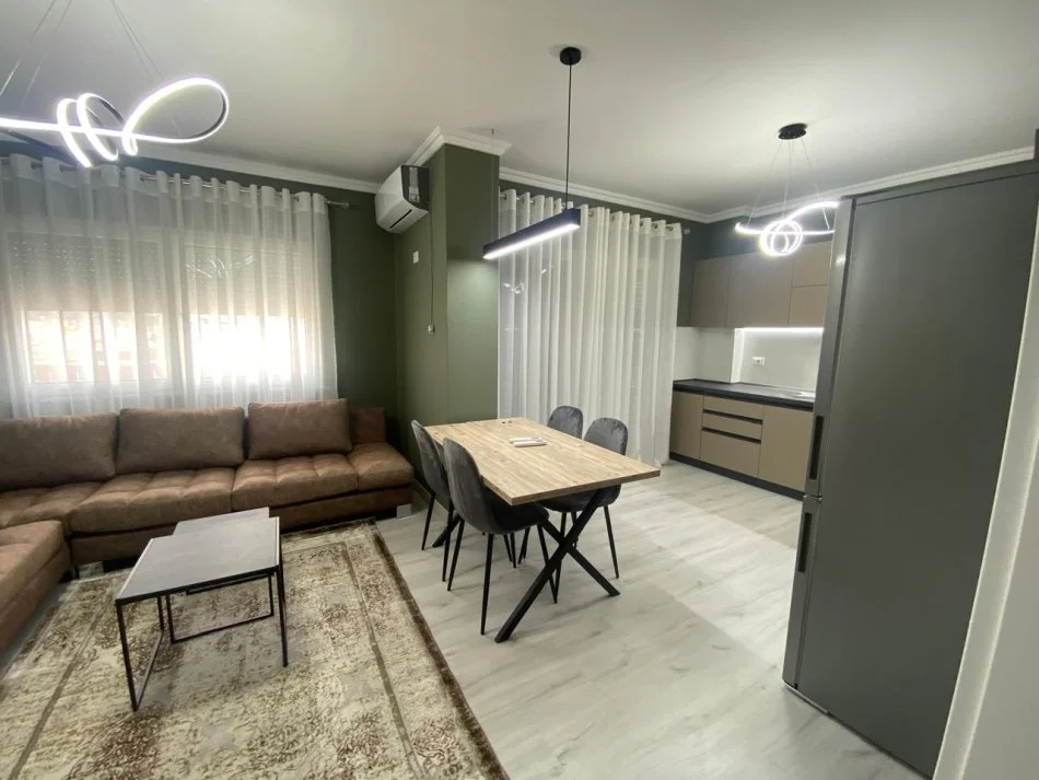 Tirane, jepet me qera apartament 1+1+Ballkon Kati 6, 65 m² 450 € (Don Bosko)