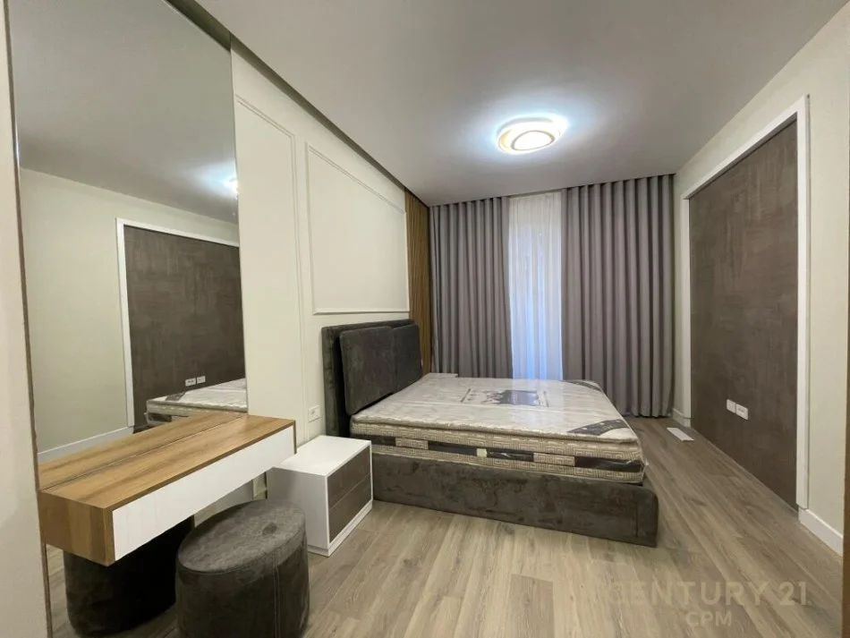 Tirane, jepet me qera apartament 2+1 Kati 1, 147 m² 1.400 € (QENDER)