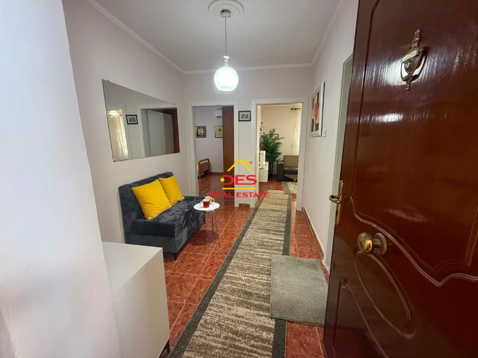 Vlore, jepet me qera apartament 1+1 Kati 2, 70 m² 350 € (Rruga Fejzo Mema)