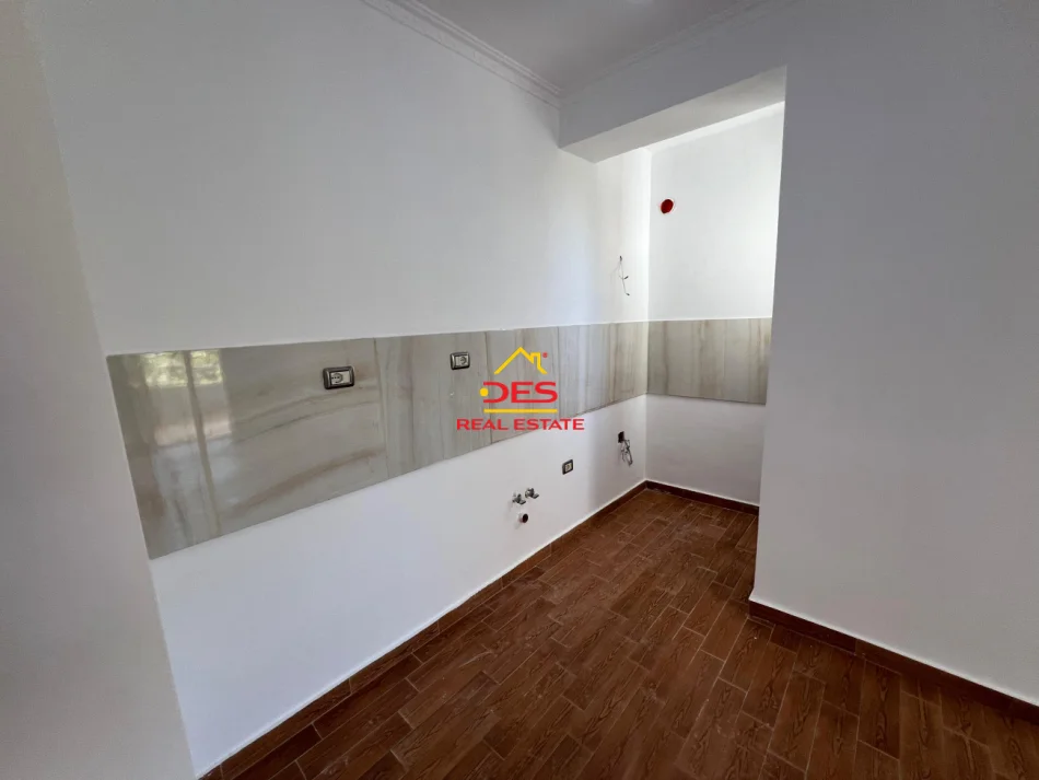 Vlore, shitet apartament 2+1+Ballkon Kati 2, 106 m² 175.000 € (Rruga Murat Tërbaçi)