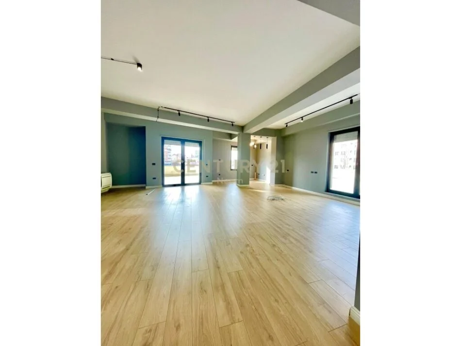 Tirane, jepet me qera Kati 1, 363 m² 2.300 € (STADIUMI DINAMO)