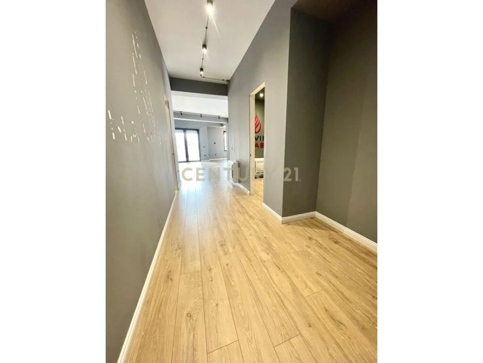 Tirane, jepet me qera Kati 1, 363 m² 2.300 € (STADIUMI DINAMO)