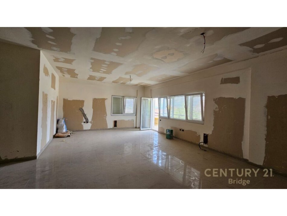 Tirane, shitet apartament 3+1+Ballkon Kati 2, 155 m² 232.500 € (Rruga Panorama e Liqenit)