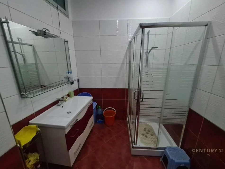 Tirane, jepet me qera apartament 2+1 Kati 2, 107 m² 650 € (selvia)