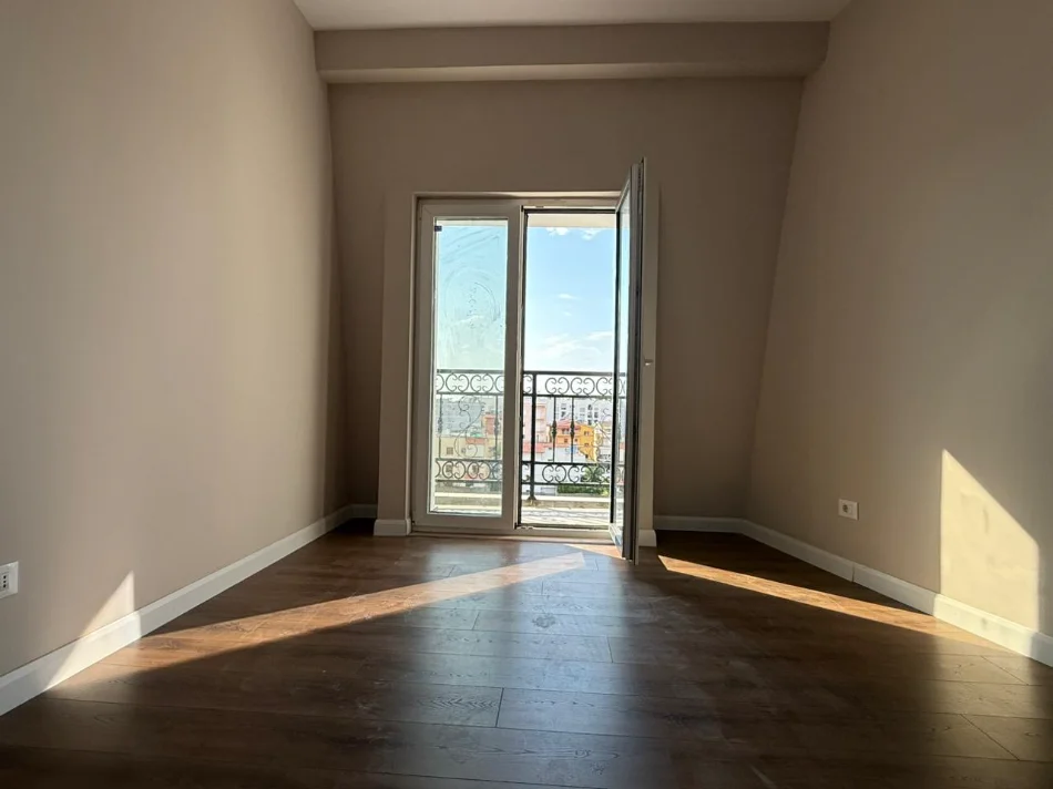 Tirane, shitet apartament 1+1 , 76 m² 137.000 € (Sauk)