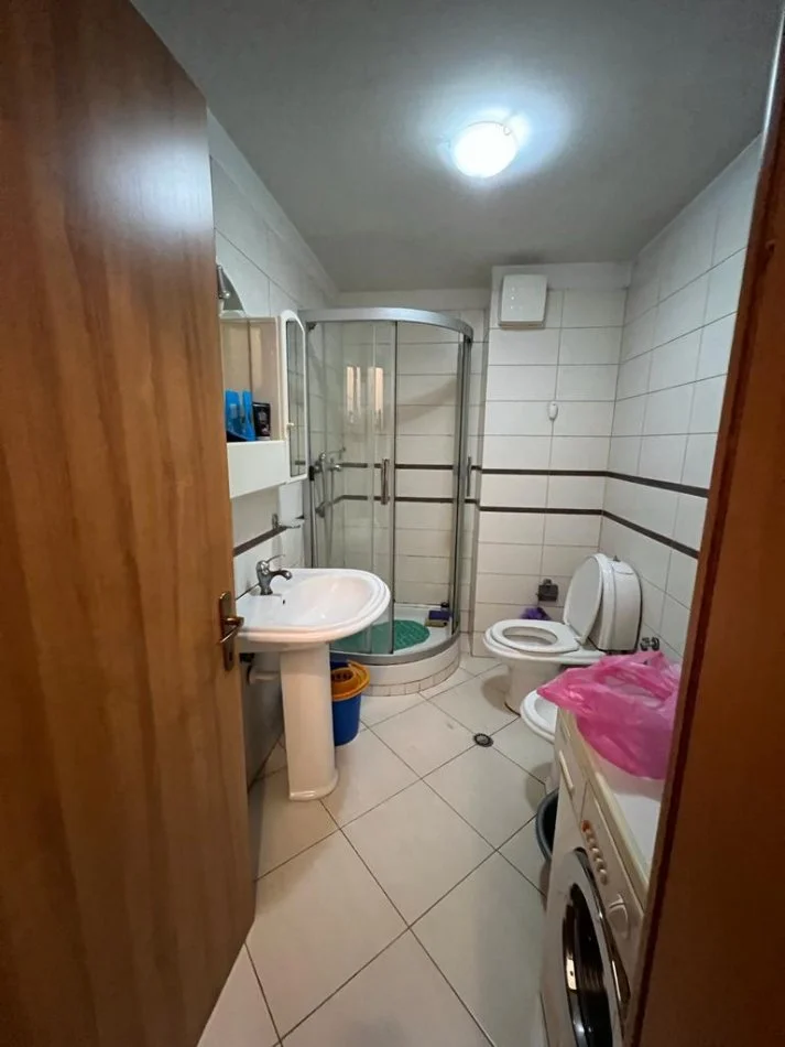 Tirane, jepet me qera apartament 1+1+Ballkon Kati 6, 65 m² 450 € (Selvia)