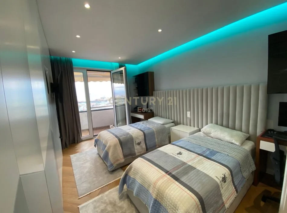 Durres, shitet apartament 2+1+Ballkon Kati 8, 167 m² 350.000 € (Rruga e re e Portit)