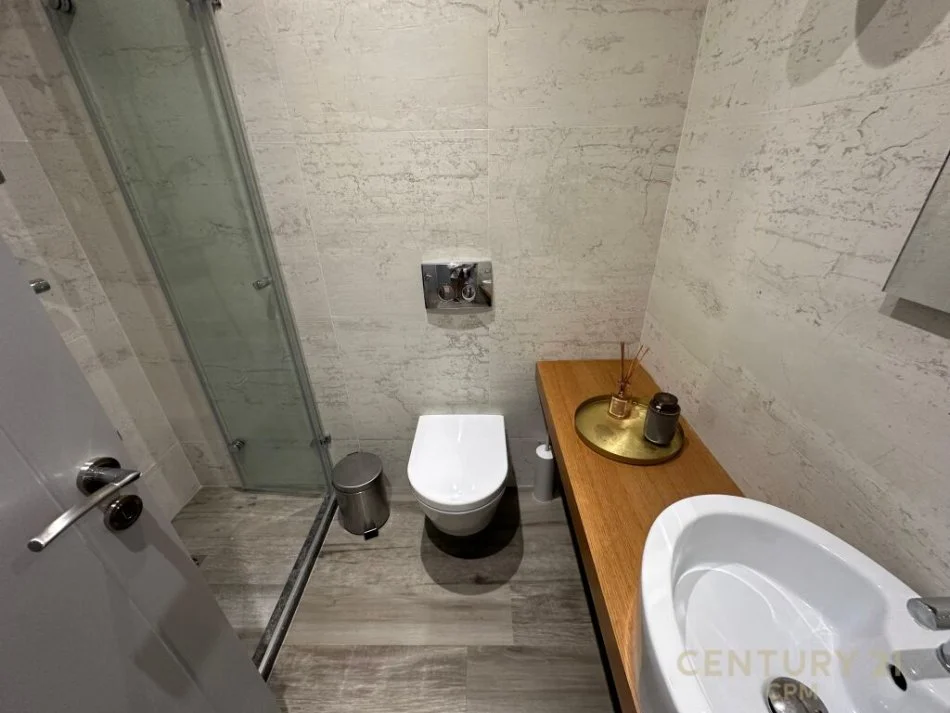 Tirane, jepet me qera apartament 2+1 Kati 7, 110 m² 1.100 € (komuna e parisit)