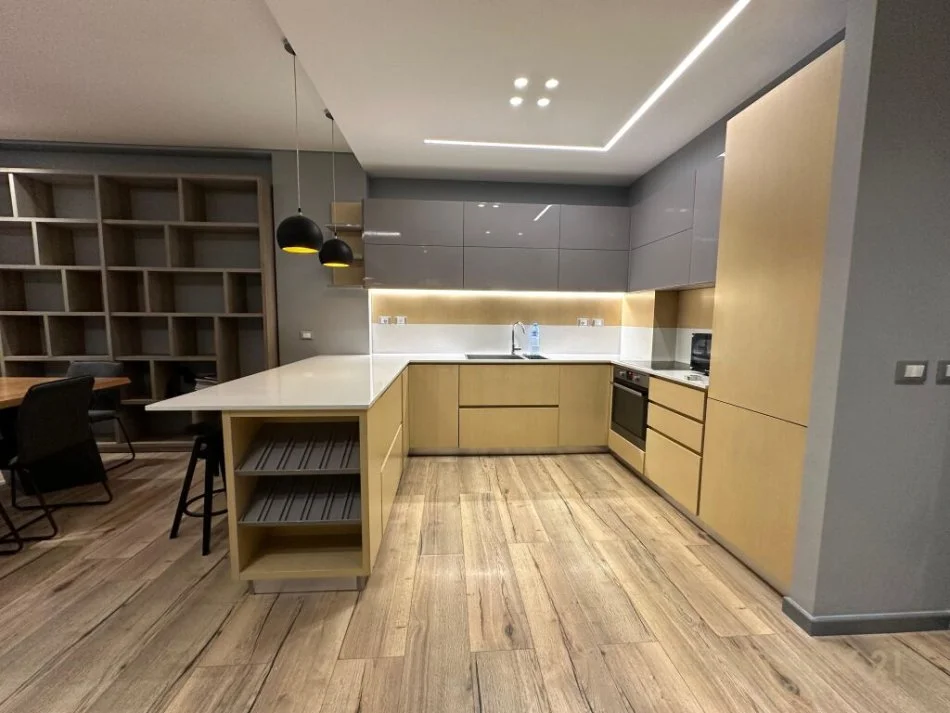 Tirane, jepet me qera apartament 2+1 Kati 7, 110 m² 1.100 € (komuna e parisit)