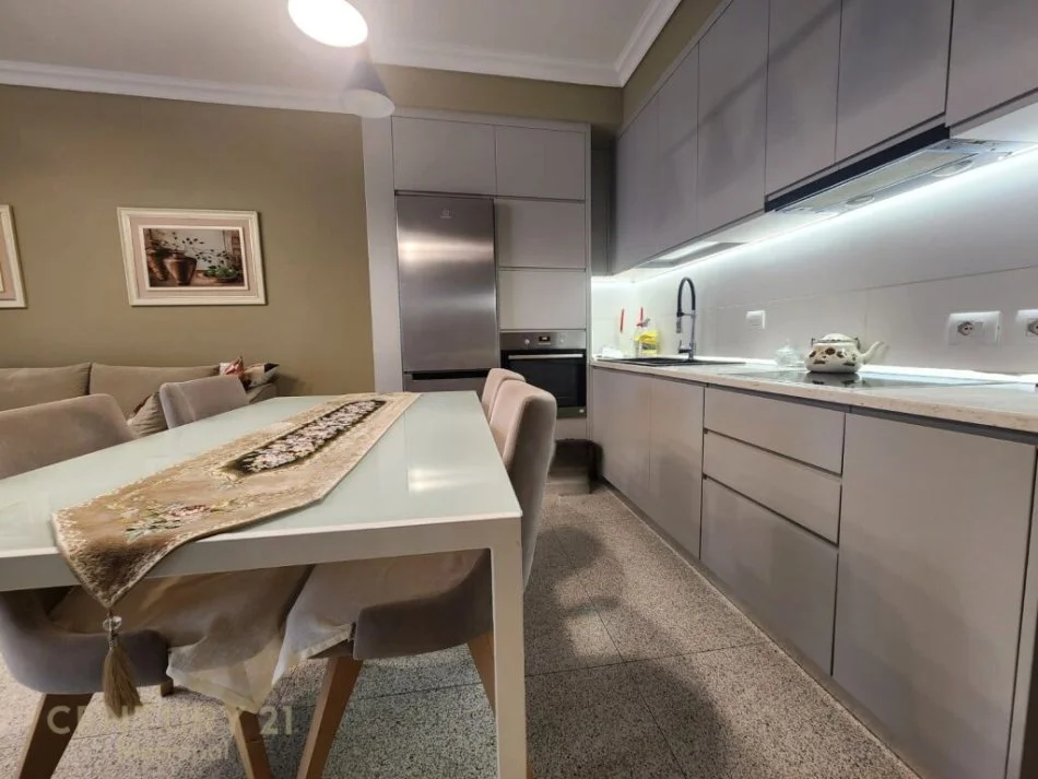 Tirane, jepet me qera apartament 2+1 Kati 1, 75 m² 800 € (vila gold)