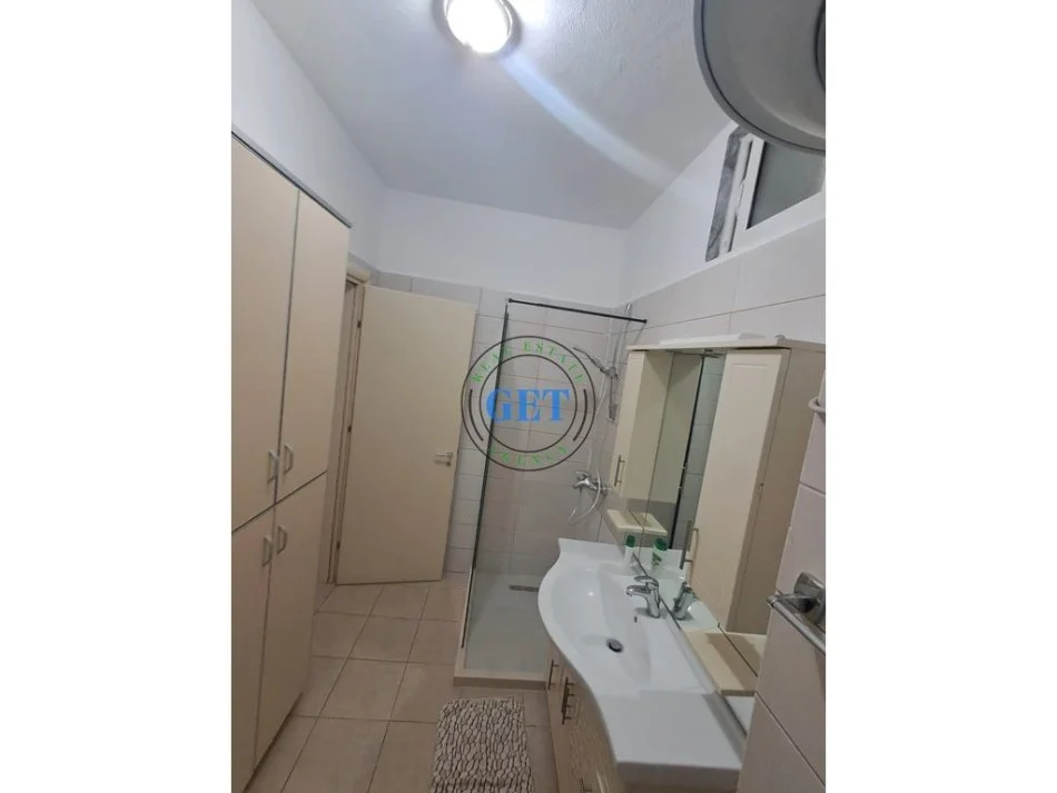 Durres, jepet me qera apartament 1+1 Kati 4, 70 m² 400 € (Gjykata)