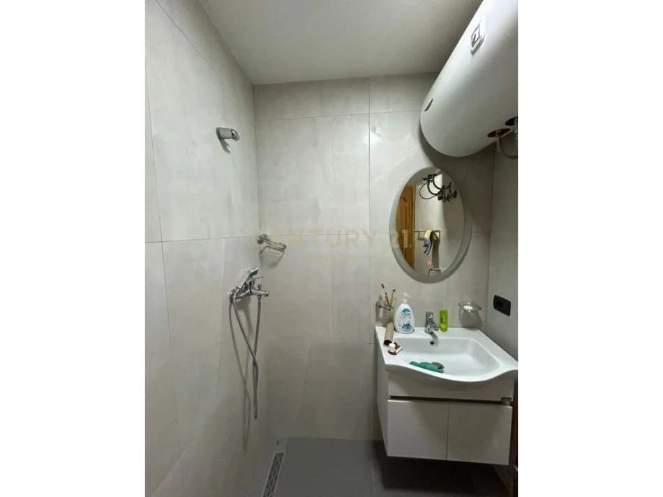 Tirane, jepet me qera apartament 2+1 , 100 m² 800 € (pazari i ri)