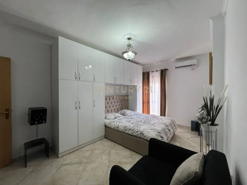 Shqiperi, jepet me qera garsonier 1+1 Kati 3, 42 m² 550 € (Rruga e Barrikadave)