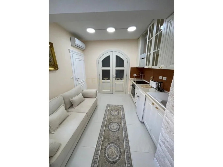 Tirane, shitet apartament 3+1+Ballkon Kati 2, 193 m² 510.000 € (BLLOK)