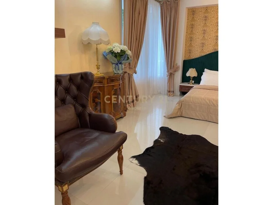 Tirane, shitet apartament 3+1+Ballkon Kati 2, 193 m² 510.000 € (BLLOK)