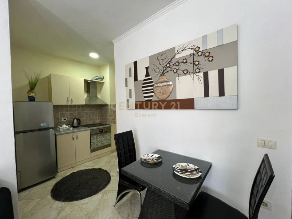 Tirane, jepet me qera apartament 1+1 Kati 3, 40 m² 500 € (Rruga e Barrikadave)