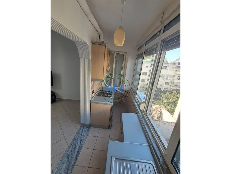 Durres, jepet me qera apartament 1+1 Kati 4, 70 m² 400 € (Gjykata)