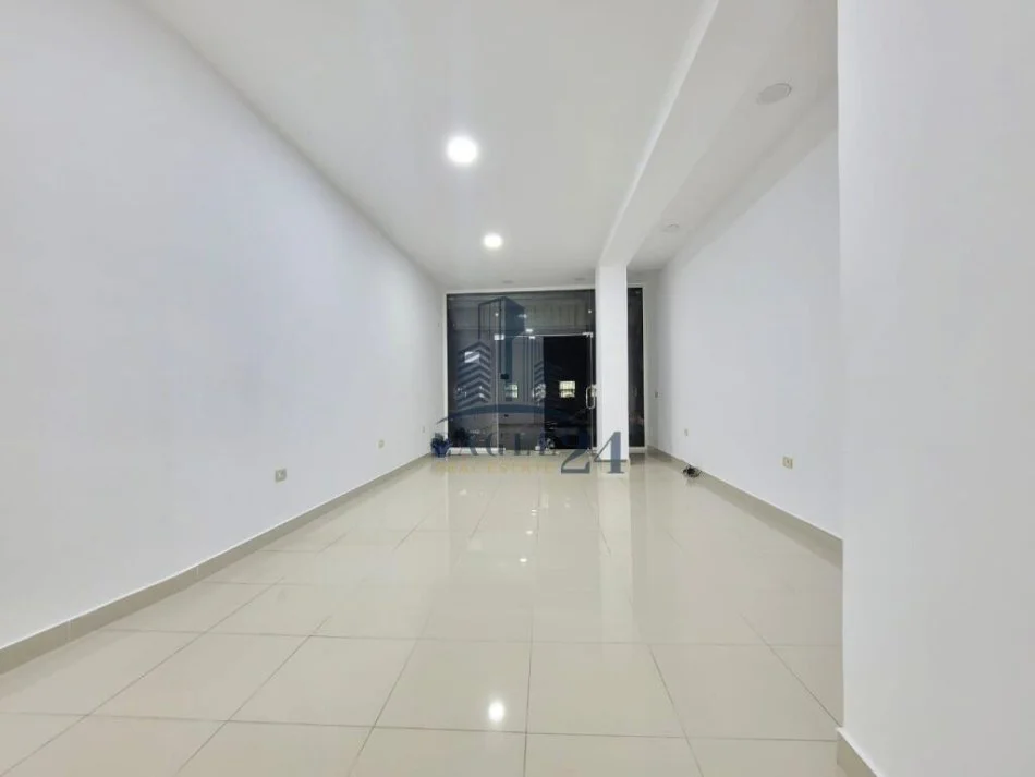 Tirane, jepet me qera ambjent biznesi , , 40 m² 400 € (Pran Brrylit)