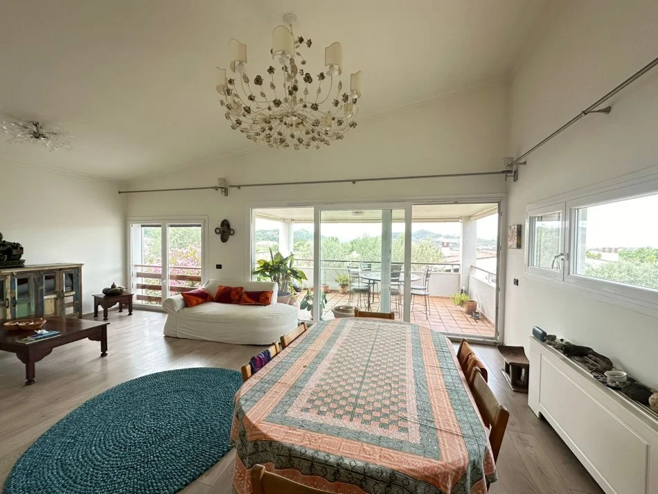 Tirane, shes Vile 3+1+Aneks+Ballkon , 475 m² (long Hill , TEG)