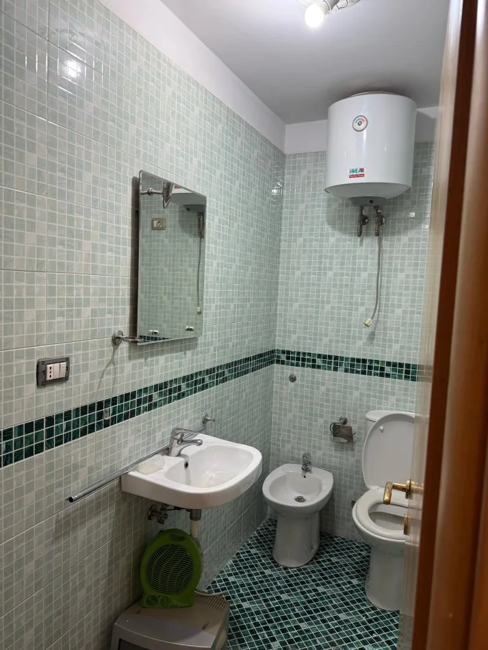 Tirane, jepet me qera apartament 1+1 Kati 3, 400 € (Zogu i Zi)