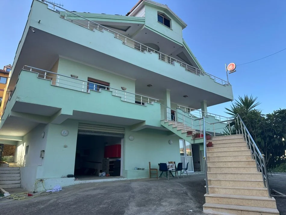 Tirane, jepet me qera Vile 3 Katshe Kati 0, 1.600 m² 2.500 € (SAUK)