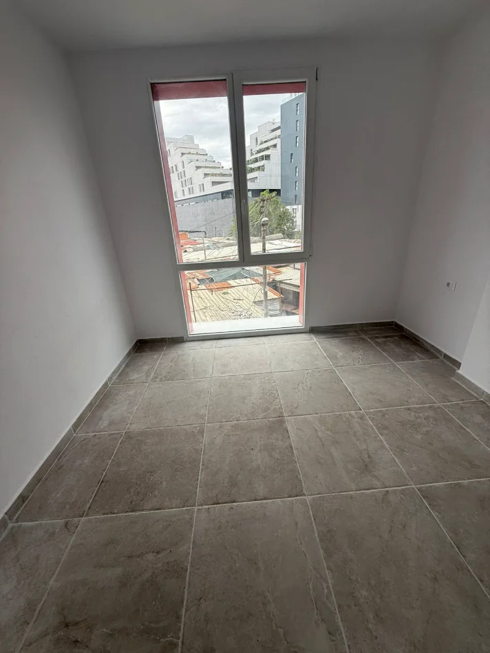 Tirane, jepet me qera apartament 2+1 Kati 1, 98 m² 700 € (Farmacia 10)