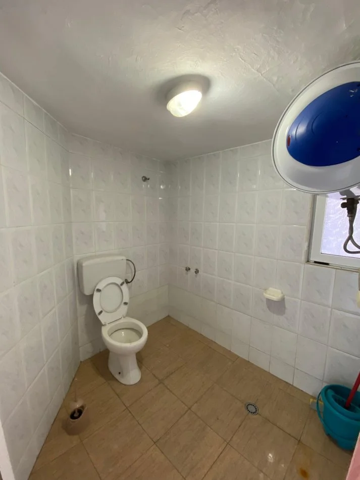 Tirane, jepet me qera ambjent biznesi Kati 1, 120 m² 500 € (RRUGA E BARRIKADAVE)