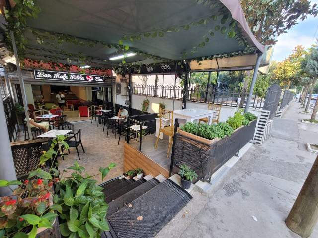Tirane, jepet me qera lokal 85 m² 40.000 Leke (Laprake)
