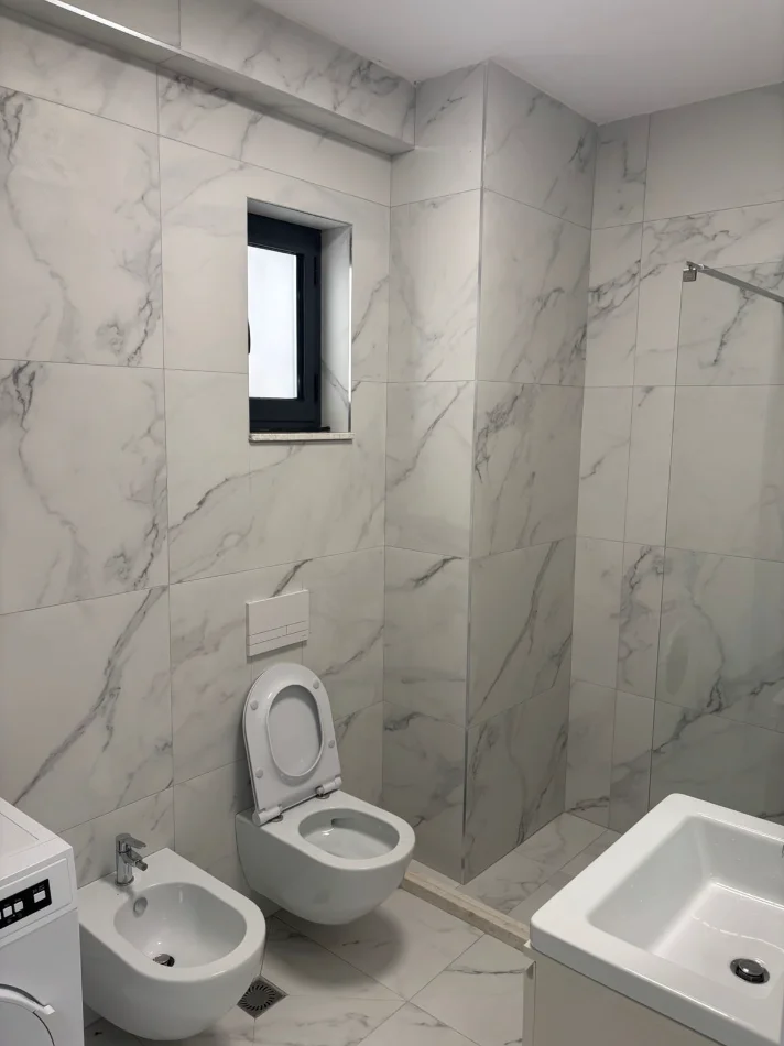 Tirane, jepet me qera apartament 2+1 Kati 2, 102 m² 800 € 