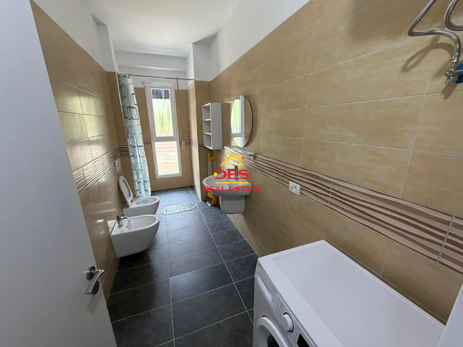 Vlore, jepet me qera apartament 1+1+Ballkon Kati 3, 70 m² 450 € (Lungomare)