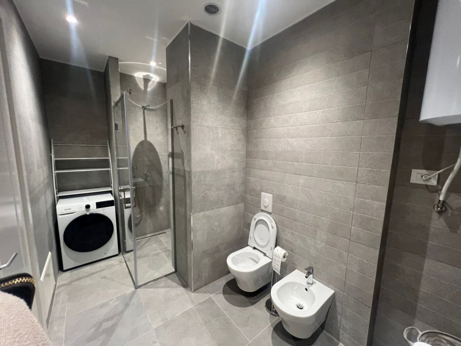 Tirane, jepet me qera apartament 3+1+Ballkon Kati 7, 134 m² 2.100 € (Rruga Faik Konica)