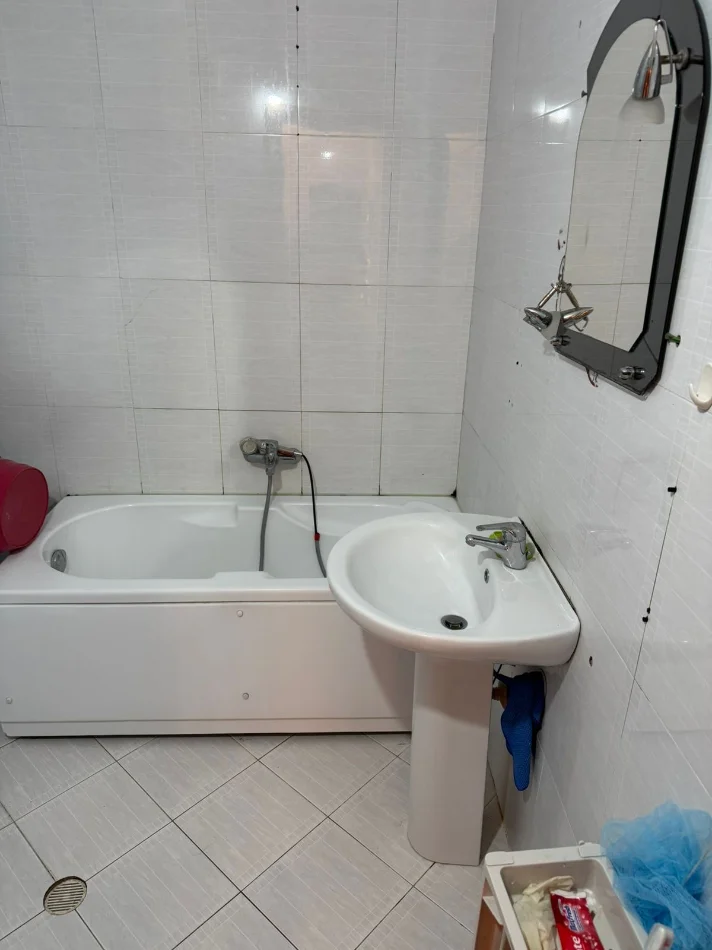 Tirane, jepet me qera apartament 2+1 Kati 4, 100 m² 500 € (Bar Famed Astir)