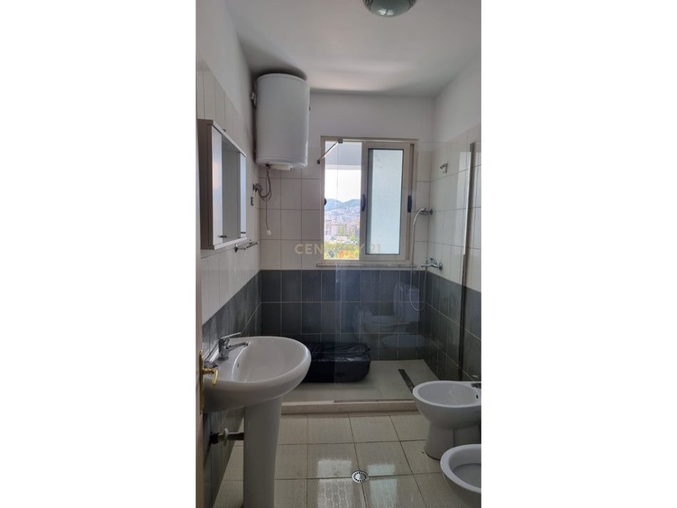 Tirane, jepet me qera apartament 1+1 Kati 9, 77 m² 550 € (Ish parku)