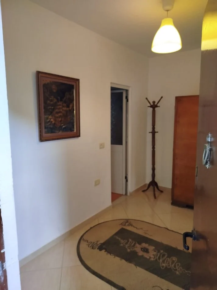 Tirane, jepet me qera apartament 1+1 Kati 3, 400 € (Tek Shkolla 1 Maj)