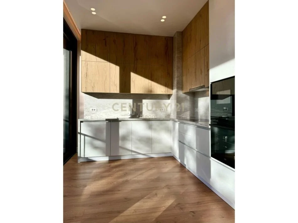 Tirane, jepet me qera apartament 2+1 Kati 3, 122 m² 1.800 € (liqeni i thate)