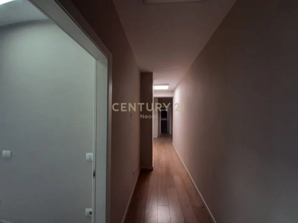 Tirane, jepet me qera apartament 3+1 Kati 8, 173 m² 2.500 € (Myslym shyr)