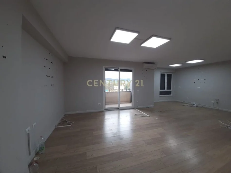 Tirane, jepet me qera apartament 3+1 Kati 8, 173 m² 2.500 € (Myslym shyr)