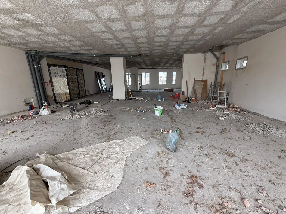 Tirane, jepet me qera ambjent biznesi Kati 1, 200 m² 2.000 € (Rruga Dibres)