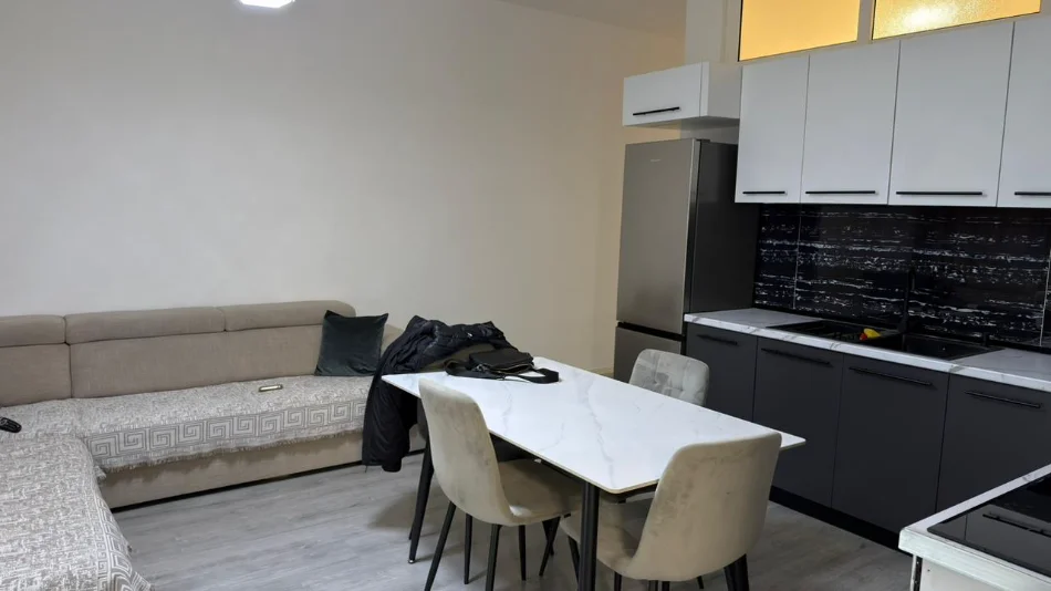Tirane, jepet me qera apartament 2+1 Kati 3, 100 m² 700 € (Rruga 5 Maji)