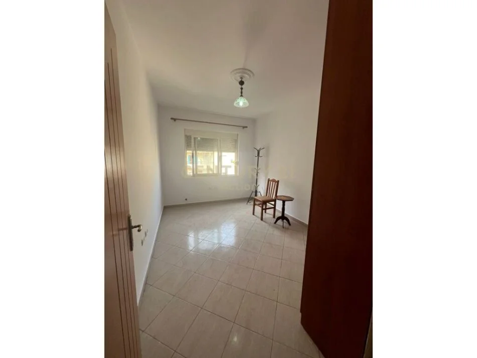 Tirane, shitet apartament 2+1+Ballkon Kati 8, 90 m² 105.000 € (Asrie)