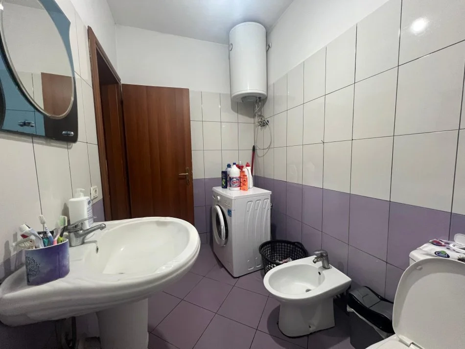 Tirane, jepet me qera apartament 2+1+Ballkon Kati 3, 85 m² 380 € (Yzberisht)