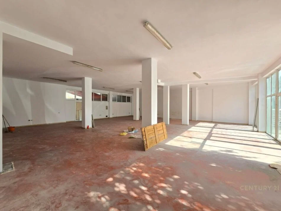 Tirane, jepet me qera ambjent biznesi , 101.810.260 m² 1.800 € (Jordan Misja)