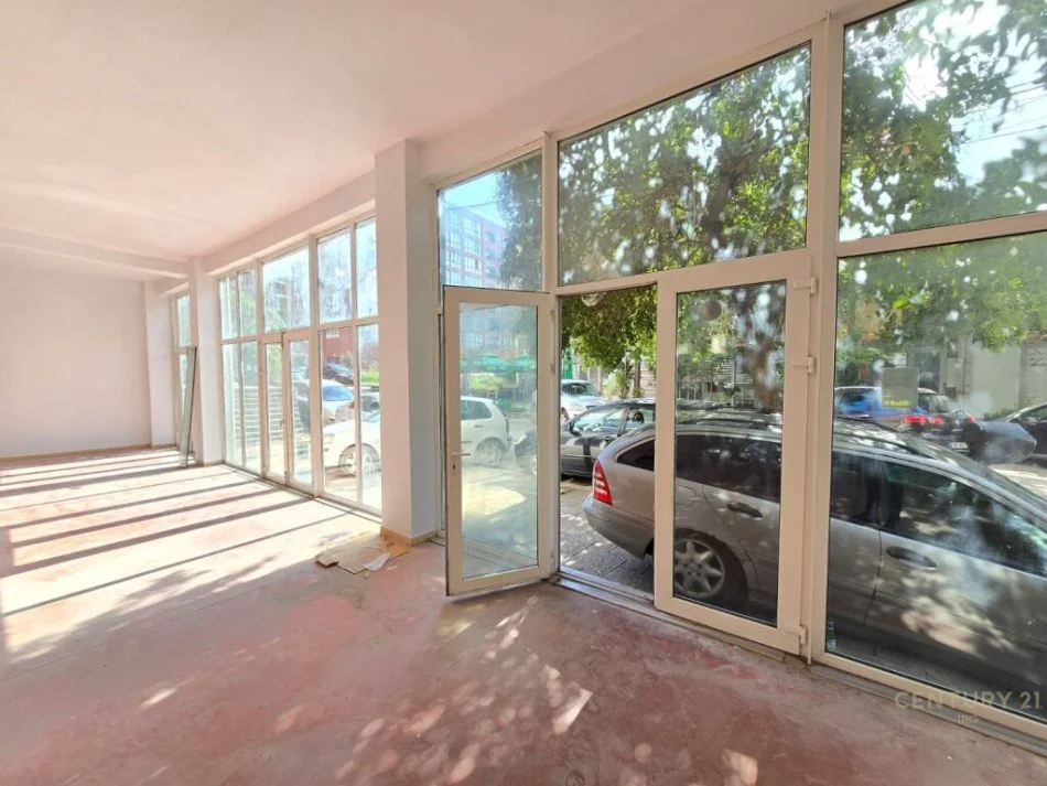 Tirane, jepet me qera ambjent biznesi , 101.810.260 m² 1.800 € (Jordan Misja)
