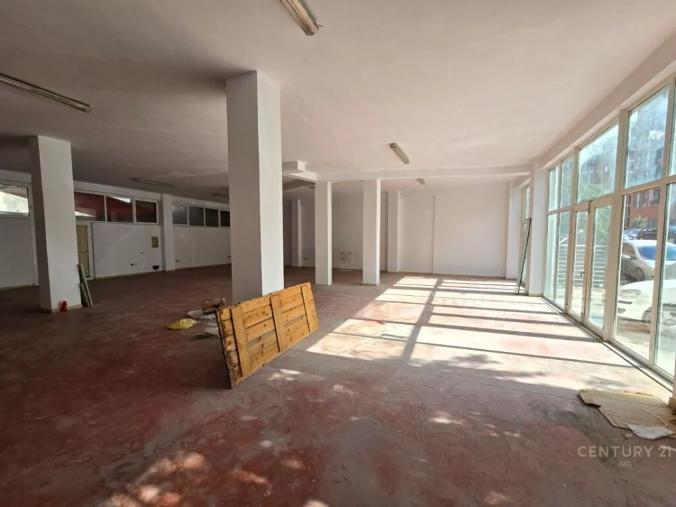 Tirane, jepet me qera ambjent biznesi , 101.810.260 m² 1.800 € (Jordan Misja)