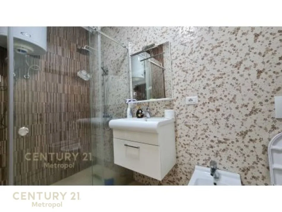Tirane, jepet me qera apartament Kati 5, 120 m² 1.100 € (qender)