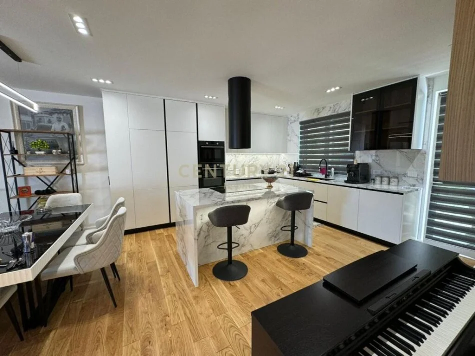 Tirane, shitet apartament 3+1 Kati 3, 340 m² 880.000 € (kodra e diellit)