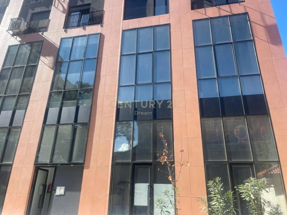 Tirane, jepet me qera ambjent biznesi Kati 0, 198 m² 3.500 € (Rruga e Kavajes)