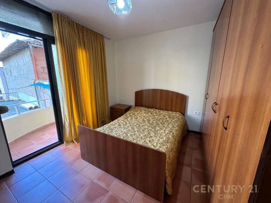 Tirane, jepet me qera apartament 1+1 Kati 2, 77 m² 600 € (qender)