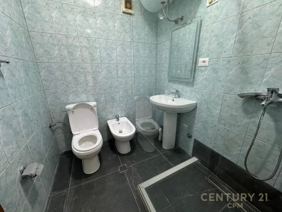 Tirane, jepet me qera apartament 1+1 Kati 2, 77 m² 600 € (qender)