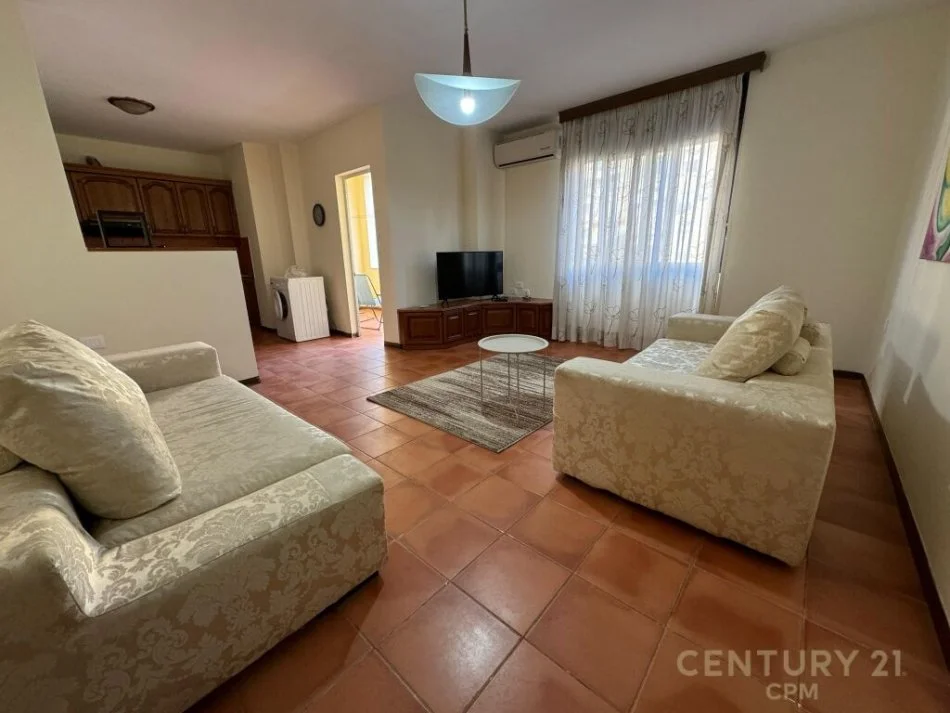 Tirane, jepet me qera apartament 1+1 Kati 2, 77 m² 600 € (qender)